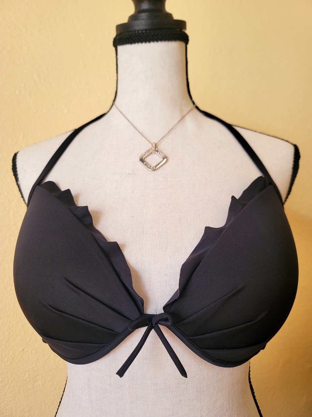 Victoria’s Secret Halter Bikini Bra Top 34DD Ruffle Trim, Black